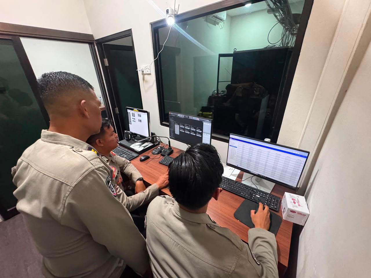 pemantauan jalur komunikasi Radio dalam rangka patroli Rinjani presisi Polda NTB.